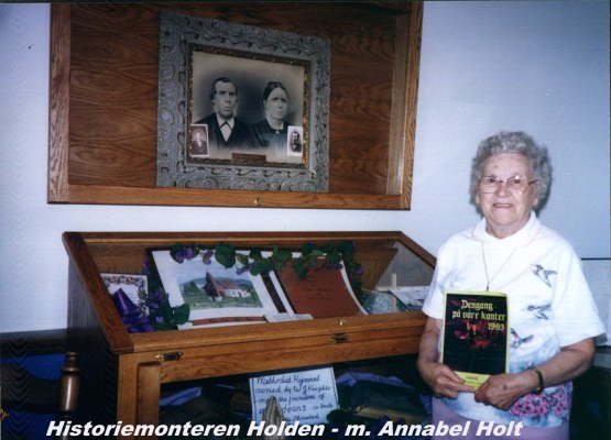 Annabel Holt showing the Historymonter  --  Historiemonteren Holden - Mount Morris.