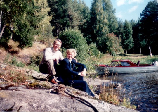 Mary - descendant of Gunder Kinney below Oppsal farm in Norway, and husband Glenn Steinke   -
-  Mary og Glenn Steinke, her fotografert nær hennes røtter, Oppsal i Valebø.