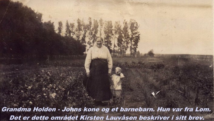 John's wife with one of the grandchildren.  -
-  Johns kone - Grandma Holden på farmen.