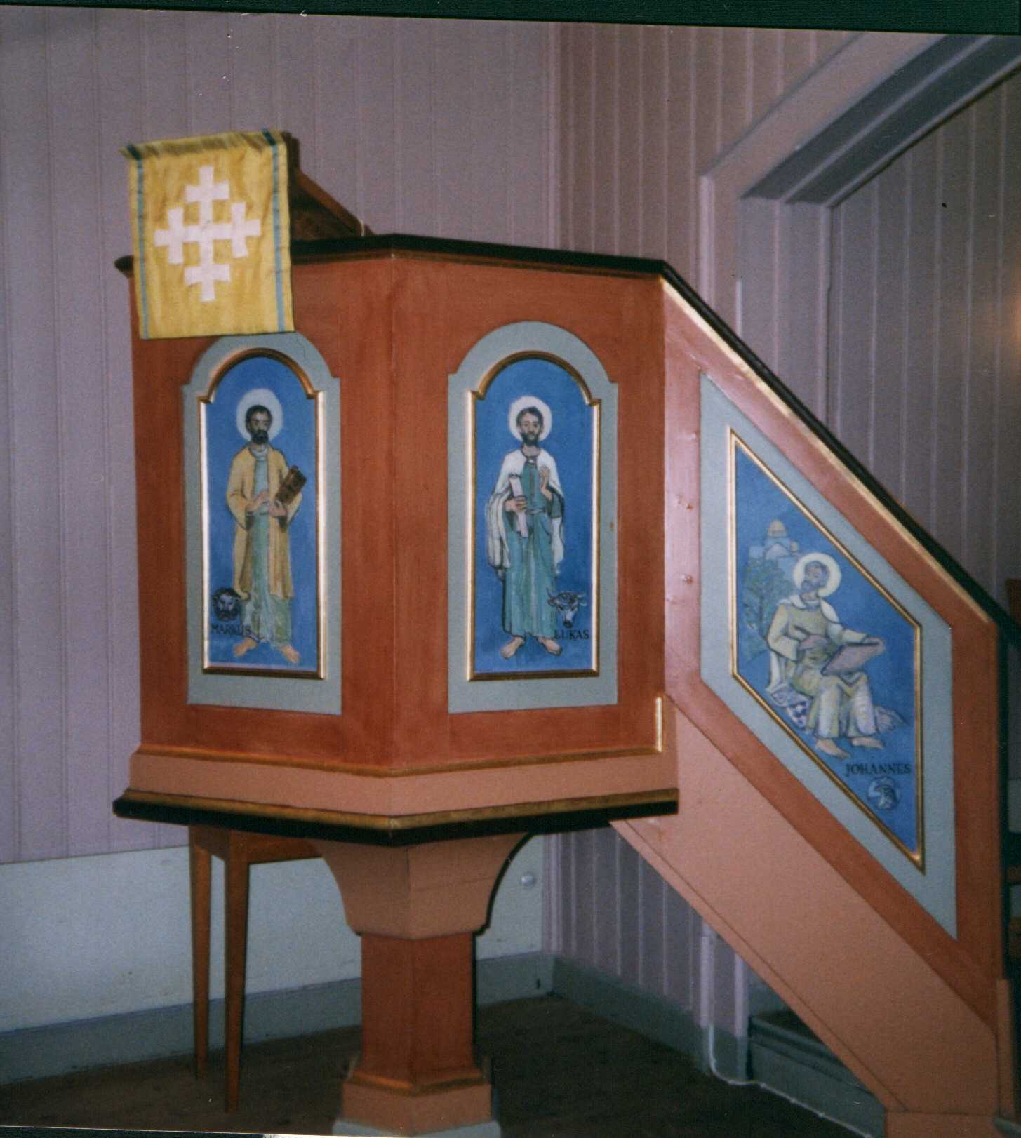 Prekestol - Helgen Kirke.
Dekoren malt av Terje Grøstad.

Pulpit in Helgen church. 
Panels painted by Terje Grøstad.
Foto Eivind Martinsen