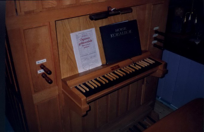 Spillebord orgel Helgen Kirke.
Organ console - Helgen church.
Foto Chris Denton.