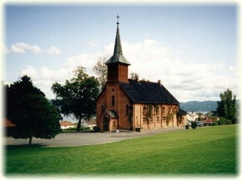 Holla Kirke, sydsiden - utsikt mot Norsjø.
South side of church - view towards lake.
Foto: Eivind Martinsen.