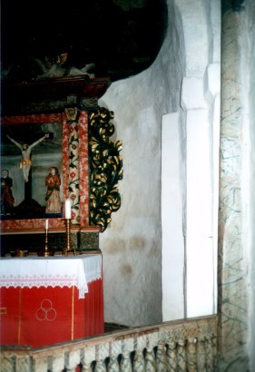 Romnes Kirke - deler av altertavlen fra siden
Area around altar in Romnes church.