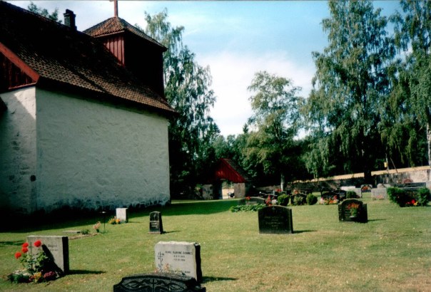 Romnes Kirke - deler av kirkegården på nordsiden
Churchyard at Romnes from the north.